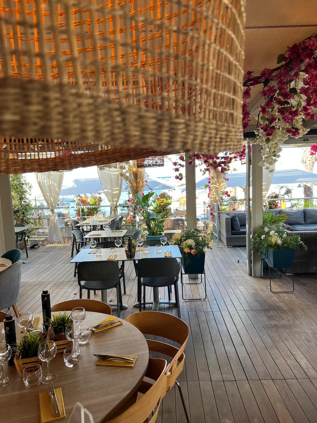 Terrasse fleurie du Flibustier face a la marina