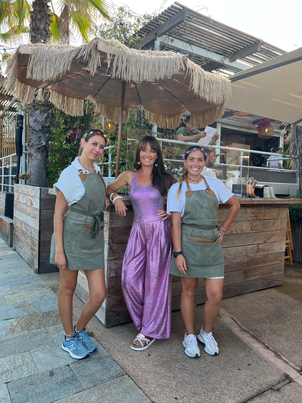 Equipe du Flibustier devant la terrasse